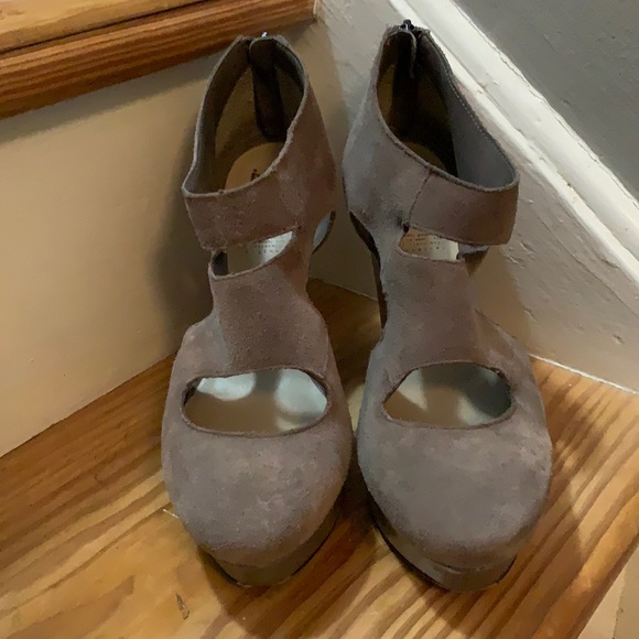 MRKT Shoes - Fun cut out wedges